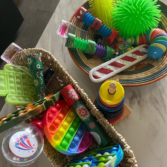 LOT OF FIDGET/STRESS/SENSORY MISC TOYS - Picture 2 of 9